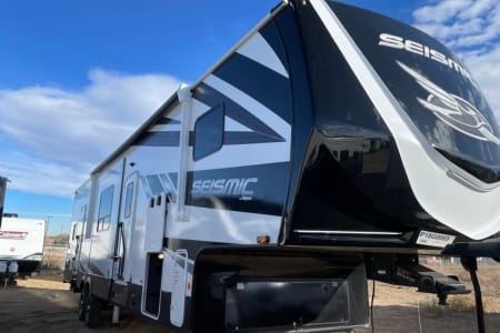 2023 Jayco Seismic 403 Toyhauler