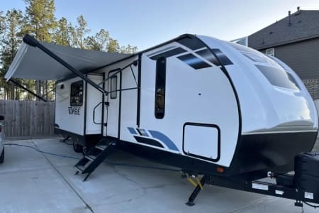 2022 Family Friendly Triple Slideout Camper Rental