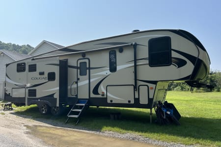 2019 Keystone Fifth-Wheel - Bunk House + Modern Comfort!