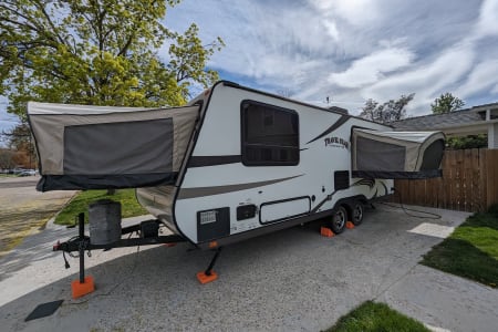 Escape & Explore: Family RV Adventures Awaits! Only 4100lb!!