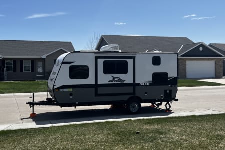 Explore in Comfort with Our 2022 Jayco Jayflight SLX 184BH!