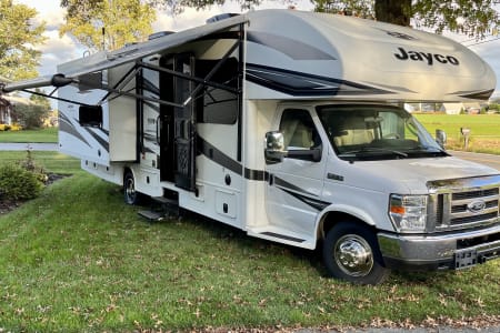 The Queen Bea: 2018 Jayco Greyhawk 31FS motorhome