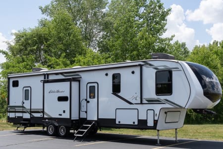 Happily Ever Housers' NEW 2 Bedroom 2 Bathroom Fifth Wheel