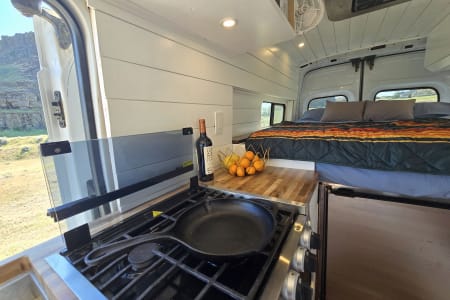 Marshmallow - AWD Overlander - Gas Kitchen, Hot Shower, off-grid AC