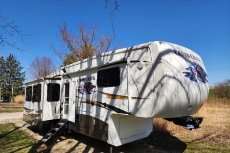 Immaculate & Luxurious Fifth Wheel - Pet Friendly