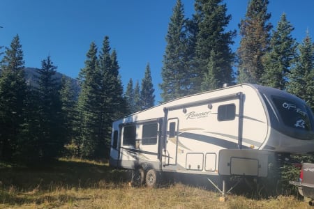 Powell WY New Family 5th Wheel Camper Ready for Your Mountain Adventure!