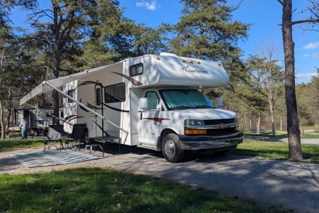 Altoona PA Pristine Easy-to-use 28' Chevy RV in Altoona