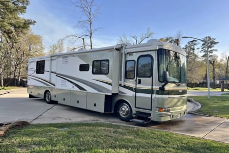 Navasota TX Explore in Comfort – 2005 Fleetwood Bounder 38N Diesel Pusher