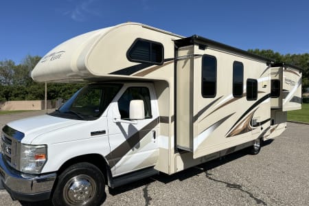 Roy UT **New Listing** 2016 Thor Freedom Elite.