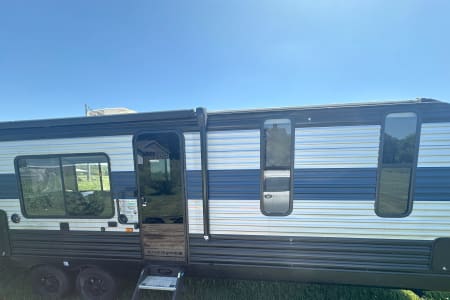 Lowell MI 2022 Forest River Cherokee RMI1642