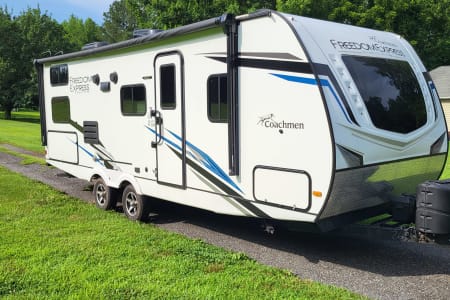 PRINCE FREDERICK MD 2023 Coachmen Freedom Express Ultra Lite 257BHS