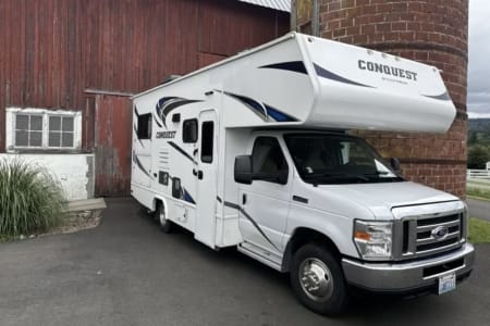 WOODLAND WA Meet Delilah - 2018 Gulf Stream Conquest loves pets & fun groups of people!