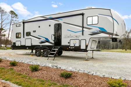 Fletcher NC Cherokee Arctic Wolf | Large Luxurious 5th Wheel