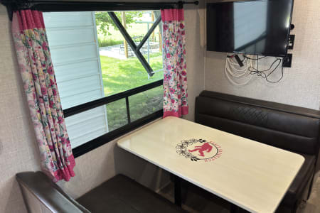 Batesville IN The Sassy Sasquatch – Family Bunkhouse w/ Outdoor Kitchen & Vibe