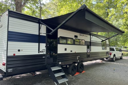 Huntingdon TN Modern 2024 37’ Bumper Pull RV – Ready for Adventure