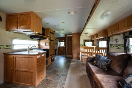 Ypsilanti Charter Township MI This One Will Do - 33' Travel Trailer - Plenty of Space For Everyone!