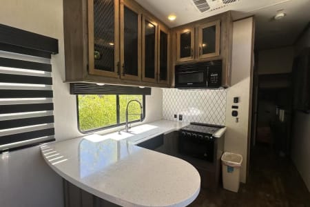 Santee CA Large Roomy fifth wheel RV with much to offer.