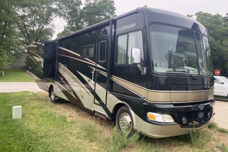 Norton Shores MI Class A,Fleetwood Fiesta, 34ft, bunk house, sleeps 8
