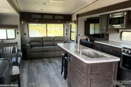 SKIATOOK OK Luxury on the Go! 2023 Shasta Phoenix Lite 5th Wheel - Sleeps 4