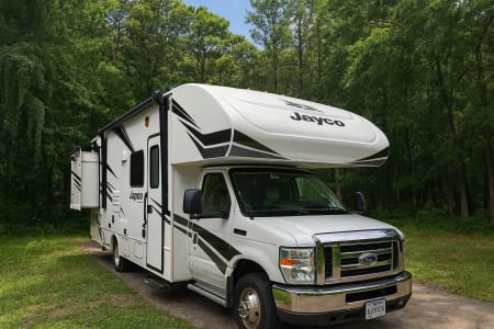 Chesapeake VA Redhawk Retreat- Adventure starts Here! Pets Allowed.