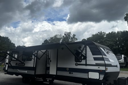 Newnan GA 2021 Crossroads Zinger ZR33DB