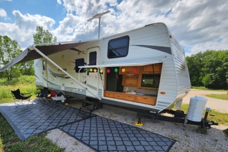 Kaukauna WI 2011 Forest River Palomino Puma, Outdoor kitchen, sleeps 9