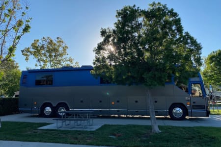 Claremont CA LUXURY MOTORCOACH - 45' PREVOST H3-45