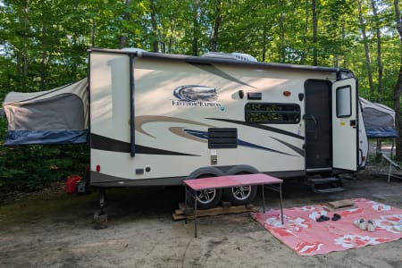 Waubaushene ON Coonhound RV 2015 Coachmen Freedom Express 21TQX