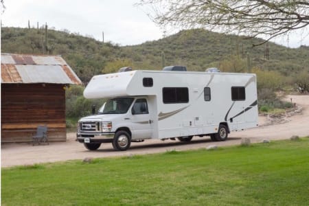 Green Bay WI Spacious Winnebago Minnie Winnie 30’ – Sleeps 7, Easy to Drive!