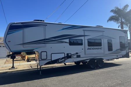 Oceanside CA Comfy 35’ Iconic Toy Hauler – Sleeps 7-9