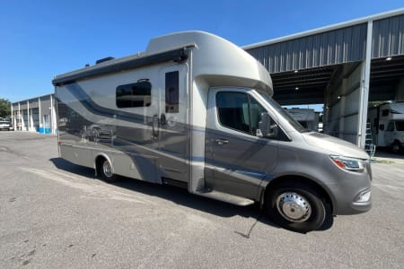 Grand Rapids MI Luxury 2021 Tiffin Wayfarer - Try RV Life in Style!