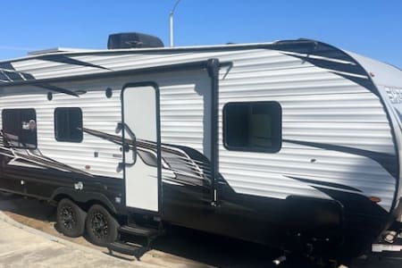 Sunset LA Luxury-style Fully Loaded Travel Trailer Sleeps 5-7 people