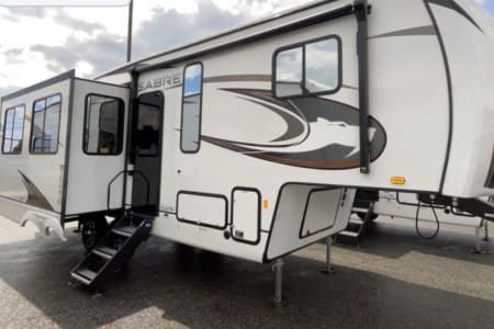 Ashburn GA 2024 Forest River Sabre 25RLS – Modern Fifth Wheel Comfort