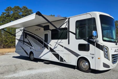 Gibsonton FL 2024 Thor A.C.E. 32B - Comfort, Style & Space for Family Fun