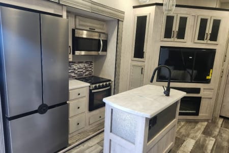 KYLE TX Luxury 2-Bed, 2-Bath Fifth Wheel – Fully Stocked & Ready to Roll