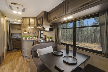 Las Vegas NV (#6) Cozy 30’ Adventure RV – Sleeps 6, Generator, AC, Festival friendly