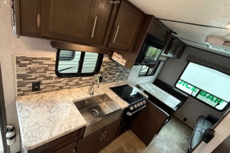 2020 2180RD Queen bed, sofa & dinette. Great for couple