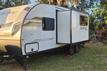 Gibsonton FL 2025 Travel Trailer - The Sonic Explorer