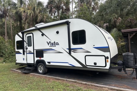 Naples FL Meet Our Cozy 19’ Vista Cruiser — Your Home on the Road!