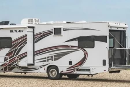 Naples FL SWFL 2021 THOR OUTLAW TOYHAULER CLASS C! SUPER CLEAN LOW MILES!