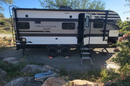 Apache Junction AZ Spacious trailer with recliners