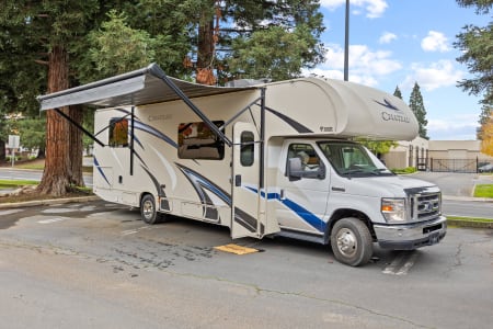 Sacramento CA Joshua Tree Chateau | 🚐 Free--50GB Starlink WiFI | Very Low Mileage!