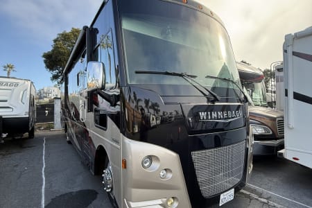 Oceanside CA 2017 Winnebago Sunstar LX