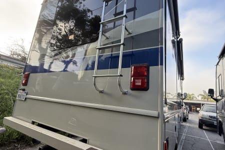 Oceanside CA A10 - 2017 Fleetwood Flair STARLINK WiFi Equipped LXE 31W