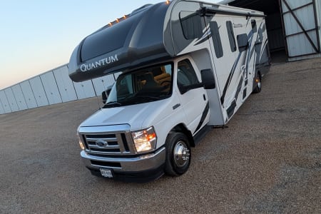 Princeton TX Low mileage --Thor Quantum-32F Luxury Class C|Sleeps 10 | Solar +Dual A/C