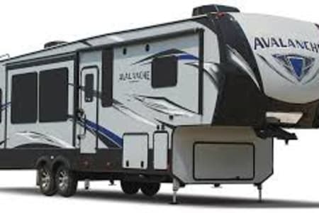 Helotes TX Ultimate Family Fifth Wheel | Keystone Avalanche 396BH