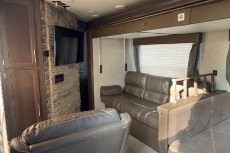 Florien LA 2018 Forest River Cherokee Limited FLLA1887