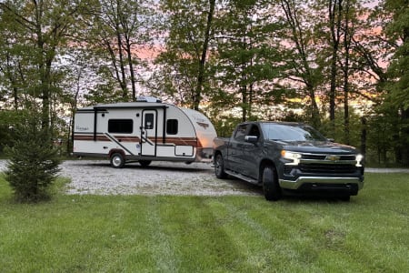 Saint Johns MI Cozy Vintage Camper Getaway - Retro Feel