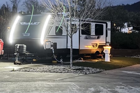 Hanford CA Family-Friendly Keystone Bullet 28QBWE – Sleeps the Whole Crew!