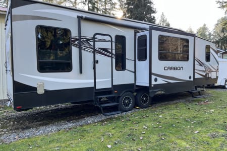 Woodinville WA Carbon Keystone RV - 357, Toyhauler